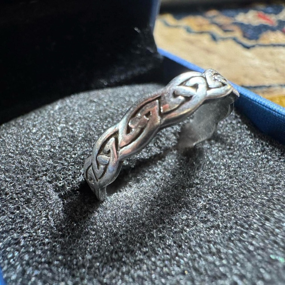 925 Sterling Silver AVON Ring Celtic Knot Pattern
Vintage Minimalist Size 7